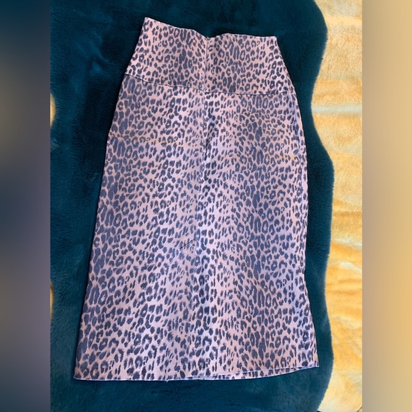 Leopard Print Stretch Pencil Skirt - Picture 3 of 7
